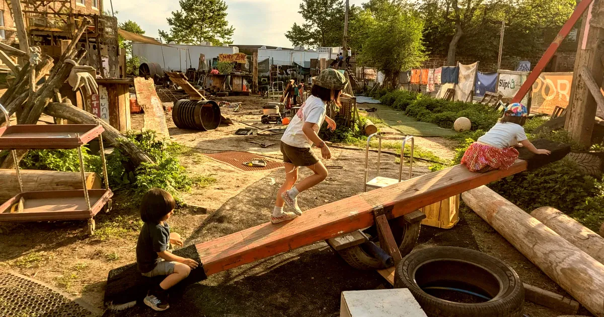 Des Parents Envoient Leurs Enfants Dans Un Parc Où Ils Manipulent Scies Et Marteaux Pour Éveiller Leur Créativité.