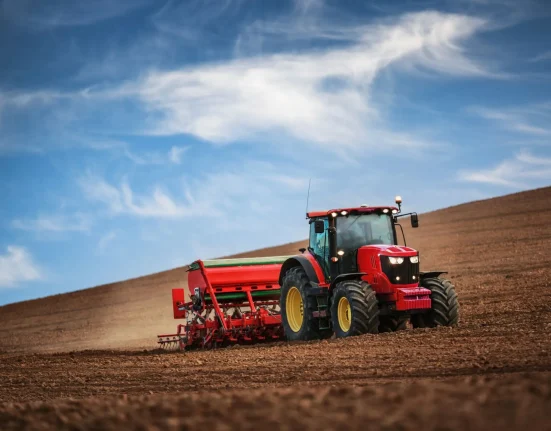 Des Rêves Électriques : La Quête du Fermier pour un Parc de Tracteurs Écologiques et le Défi des 3 000 kWh Quotidiens