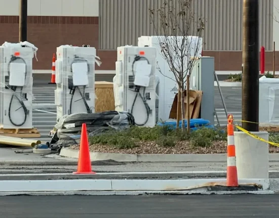 Des bornes de recharge rapide chez Costco : les conducteurs de véhicules électriques s'inquiètent des tarifs