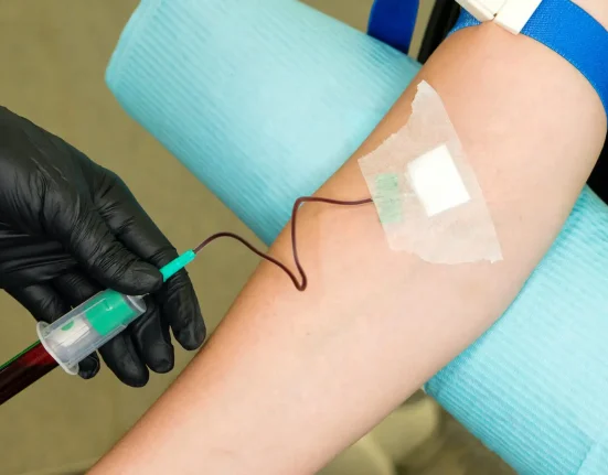 Des chercheurs révèlent que les microplastiques pourraient générer des molécules nocives dans le sang.