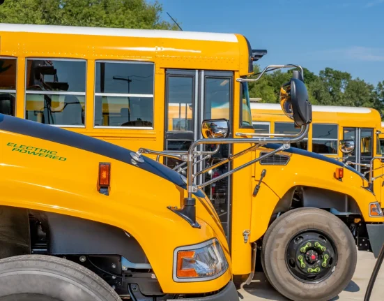 Des élèves du Colorado prennent des bus qui alimentent ensuite les bâtiments et le réseau électrique.