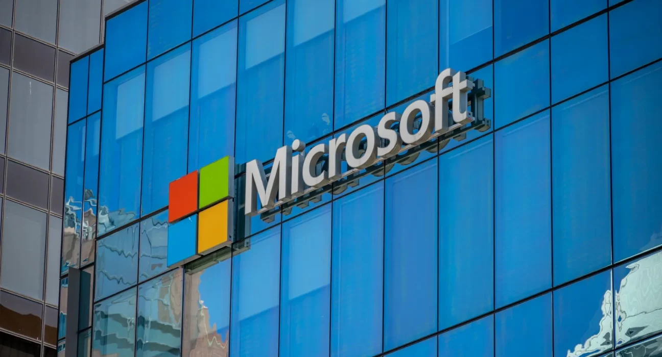 Des hackers s'emparent du compte X de Microsoft, propulsent le meme Clippy en crypto, et présentent des excuses fictives.
