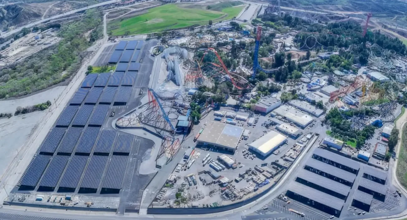 Des parkings ombragés et écoénergétiques pour Six Flags en Californie