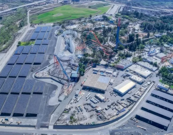 Des parkings ombragés et écoénergétiques pour Six Flags en Californie