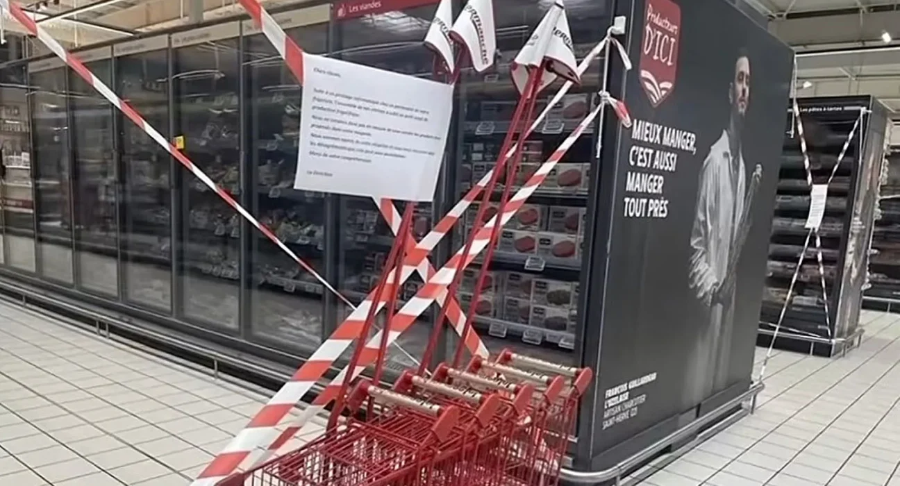 Des pirates informatiques sabotent les réfrigérateurs de supermarchés français, provoquant incendies et énormes gaspillages alimentaires.