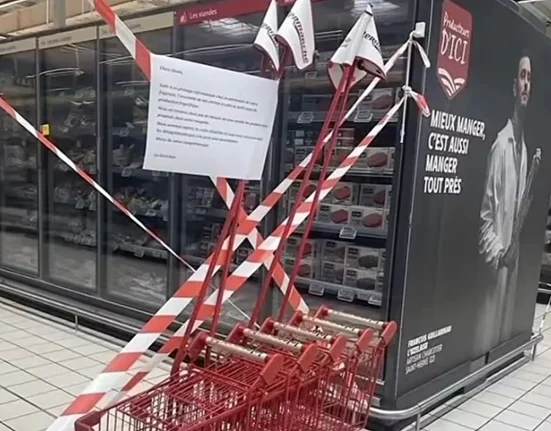 Des pirates informatiques sabotent les réfrigérateurs de supermarchés français, provoquant incendies et énormes gaspillages alimentaires.
