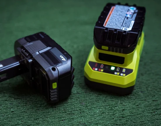 Des propriétaires affirment que certaines batteries Ryobi avec une anomalie à quatre voyants peuvent encore être réhabilitées.