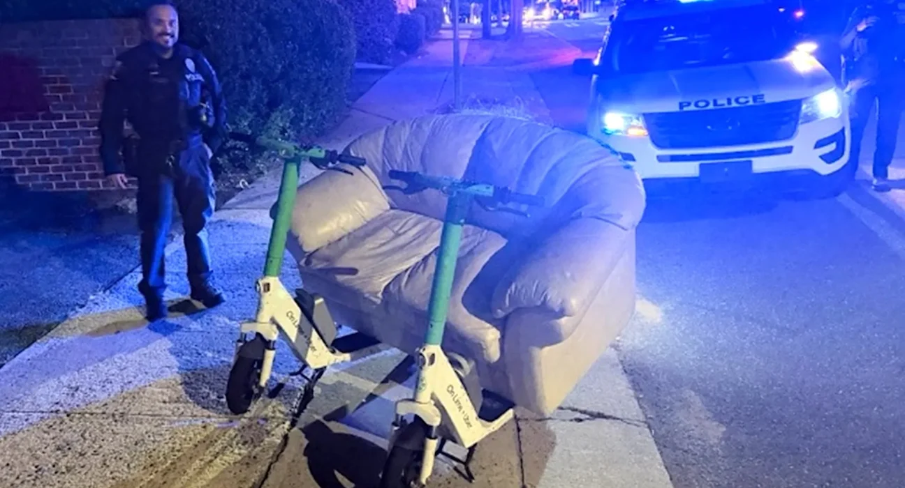 Deux trottinettes électriques, un canapé et un avertissement de sécurité de la police de Caroline du Nord