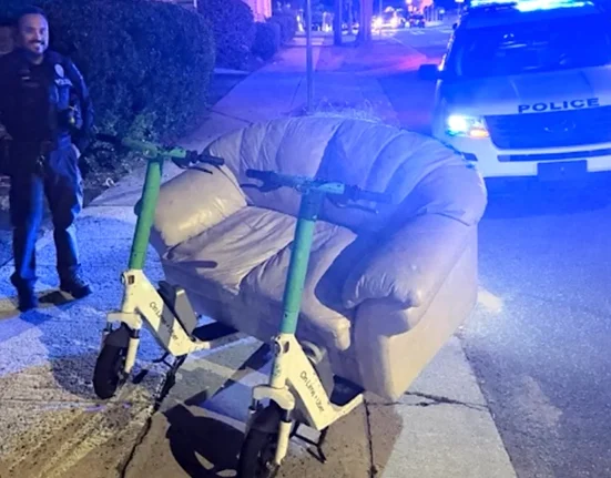 Deux trottinettes électriques, un canapé et un avertissement de sécurité de la police de Caroline du Nord