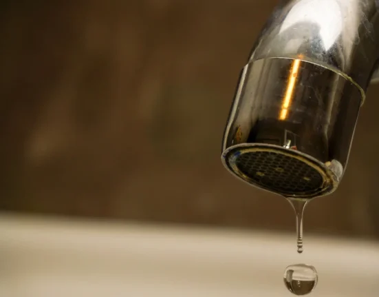 En France, 94 000 habitants dépendent désormais des camions-cisternes et de l'eau en bouteille face à l'aggravation de la sécheresse.