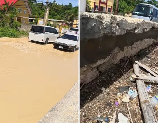 En Jamaïque, les inondations et les vagues ravagent une route côtière essentielle.