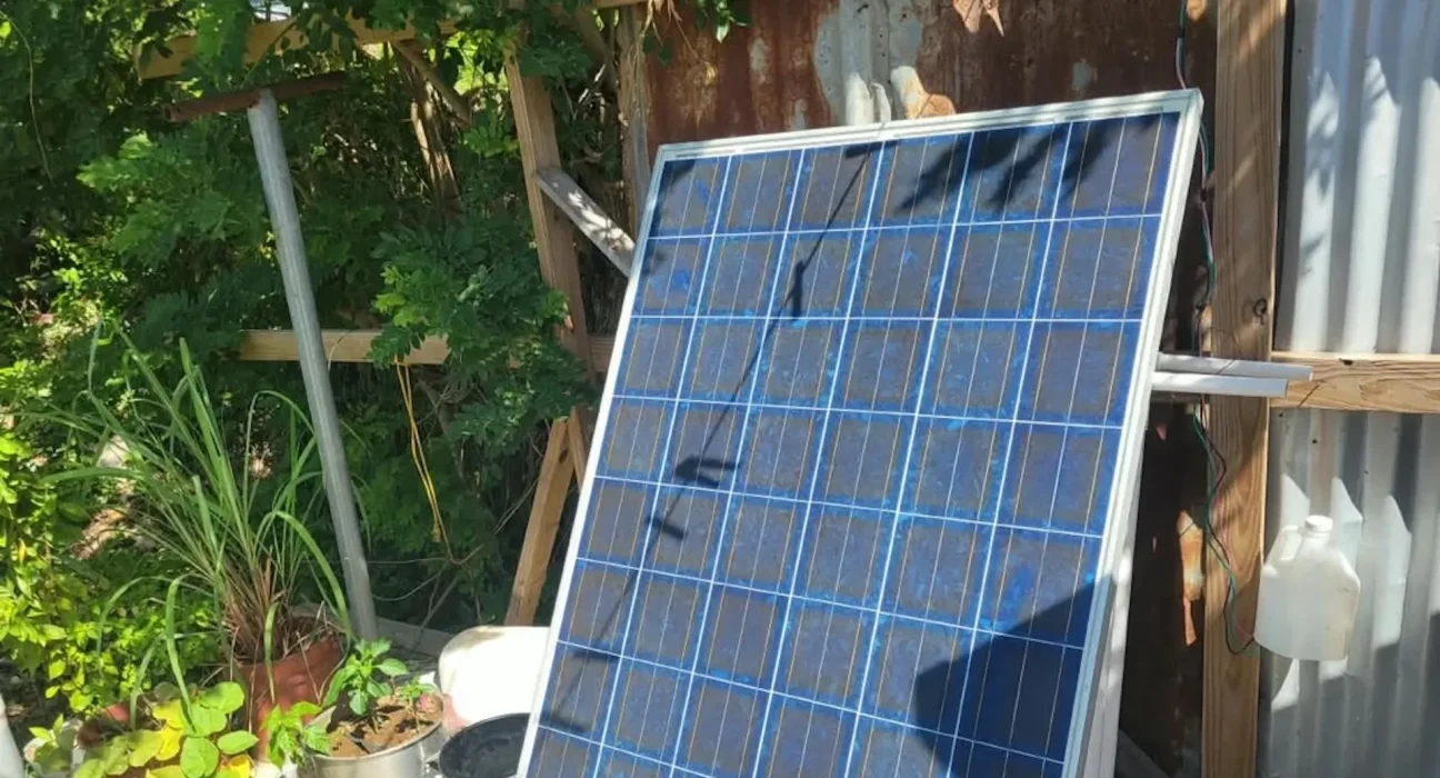 En Jamaïque, un panneau solaire indique 0 watts : un remplacement inadéquat.