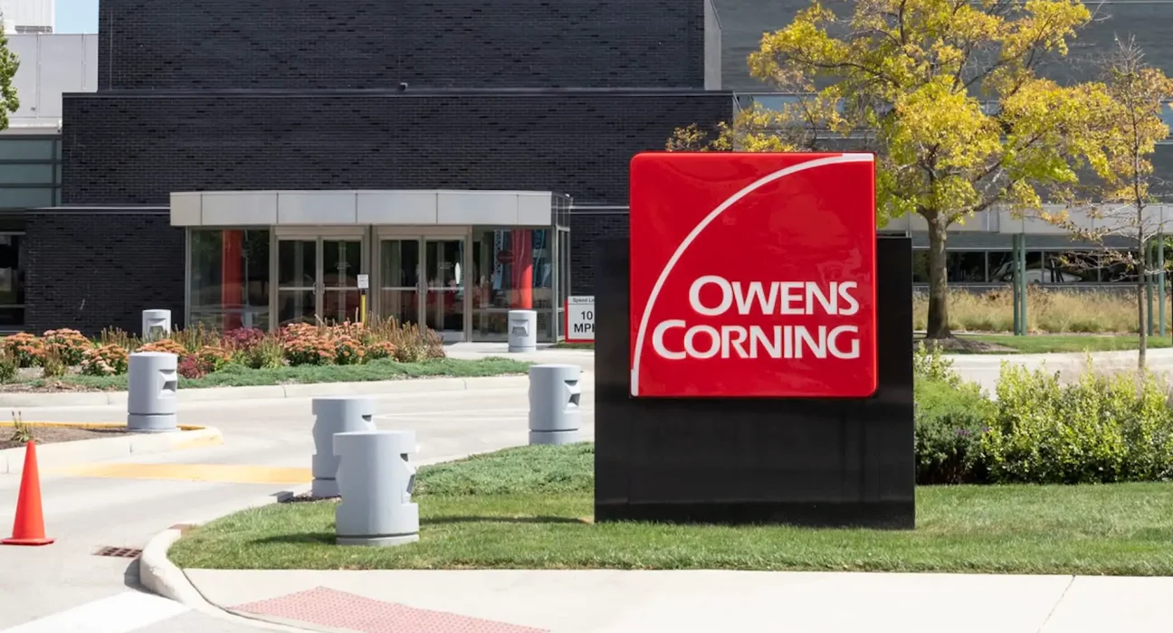 En Minnesota, des voisins se plaignent des odeurs d'une usine de bardeaux et poursuivent Owens Corning