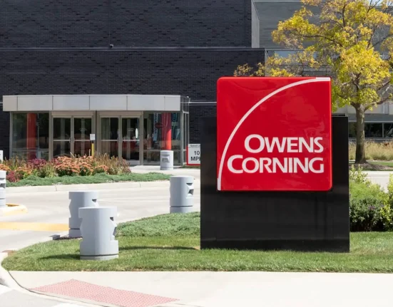 En Minnesota, des voisins se plaignent des odeurs d'une usine de bardeaux et poursuivent Owens Corning