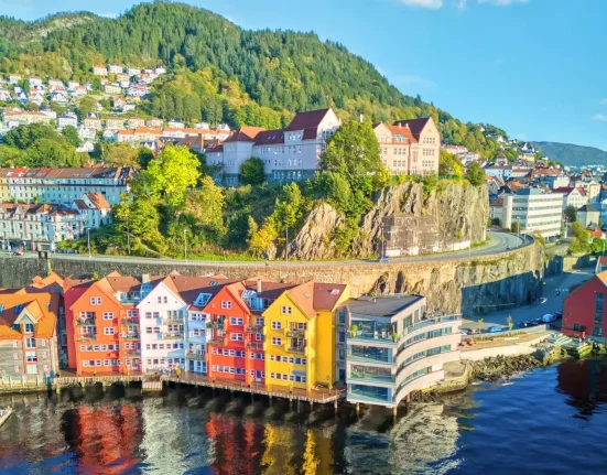 En Norvège, des législateurs soutiennent l'énergie solaire itinérante et les batteries comme solution de secours face à la crise