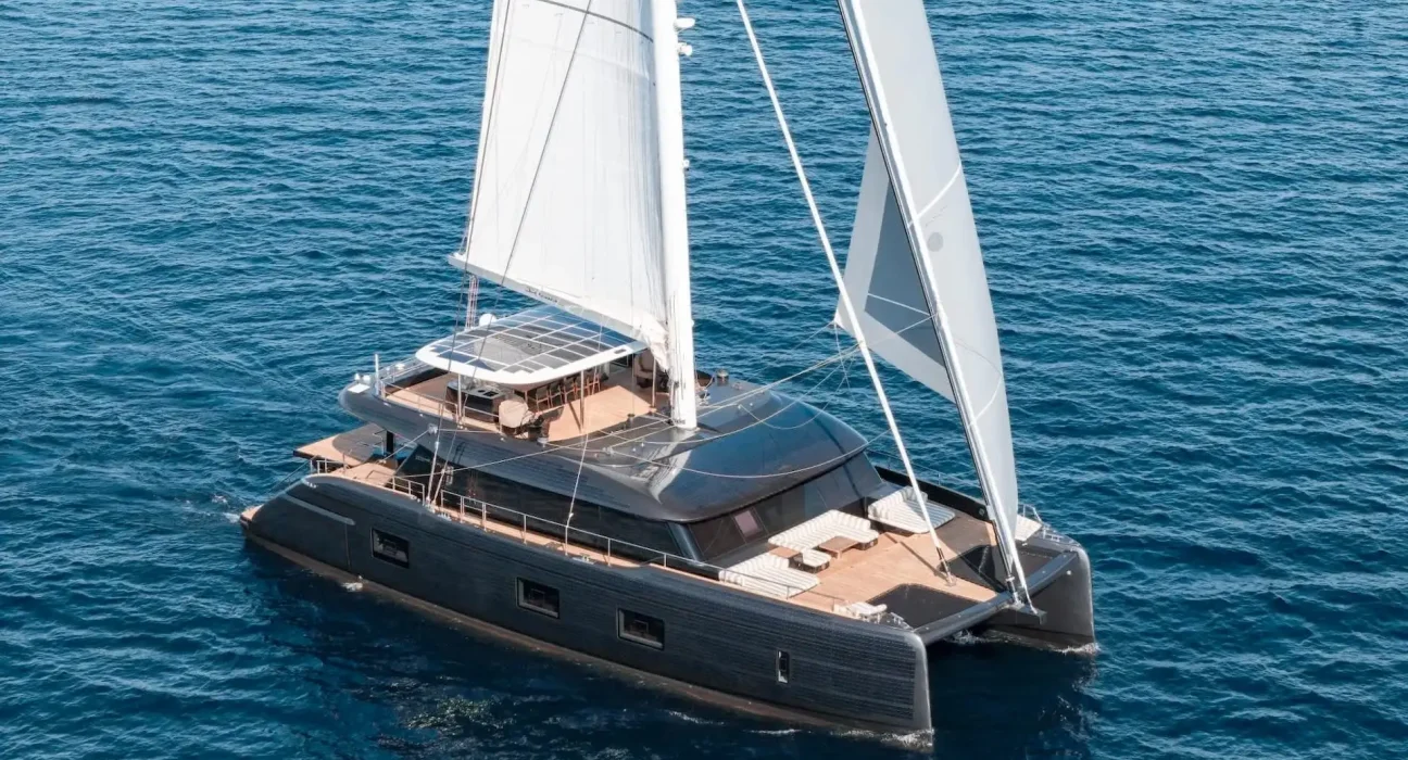 En Suisse, une école à 200 000 $ par an se dote d'un superyacht solaire de 17 millions de dollars pour ses étudiants.