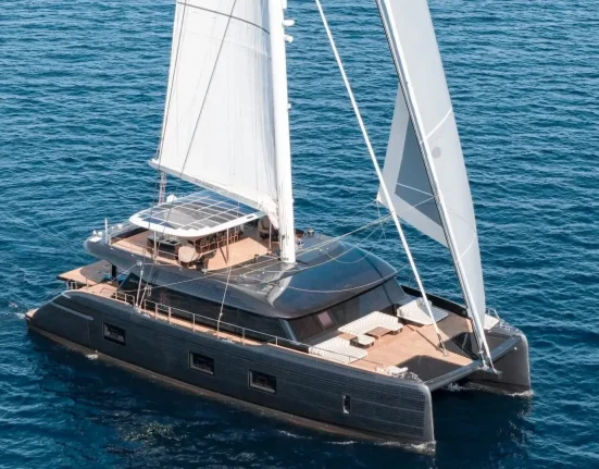 En Suisse, une école à 200 000 $ par an se dote d'un superyacht solaire de 17 millions de dollars pour ses étudiants.