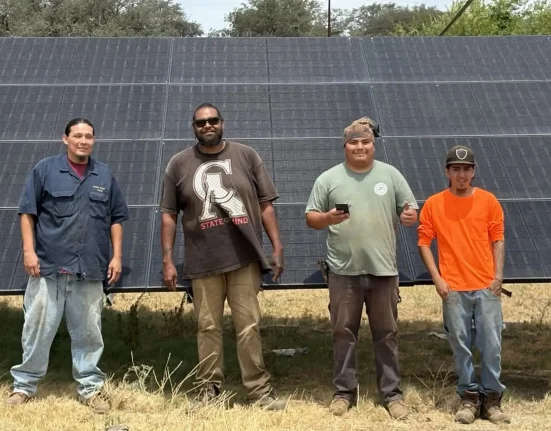 « Énergie solaire et batteries : assurer les services tribaux en Californie lors des coupures de courant »
