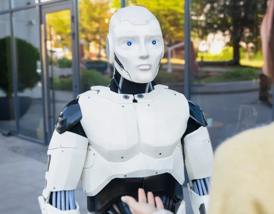 Enquête policière en Allemagne sur un incident de harcèlement impliquant un robot et une adolescente, filmé en direct par deux jeunes hommes
