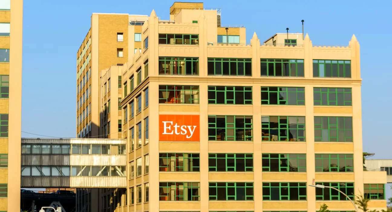 Etsy impose de nouvelles restrictions sur l'IA, tandis que les utilisateurs réclament l'interdiction des produits de faible qualité.
