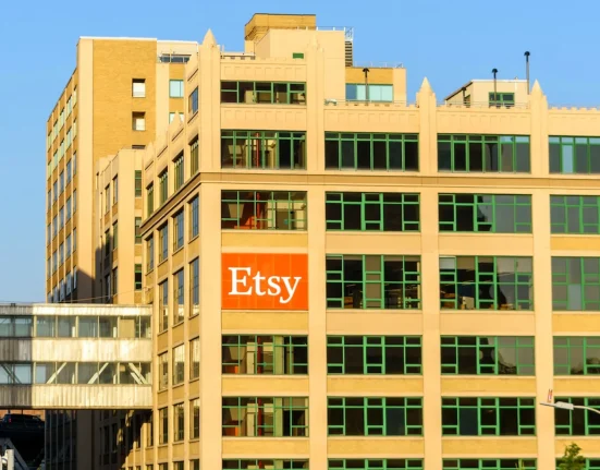 Etsy impose de nouvelles restrictions sur l'IA, tandis que les utilisateurs réclament l'interdiction des produits de faible qualité.