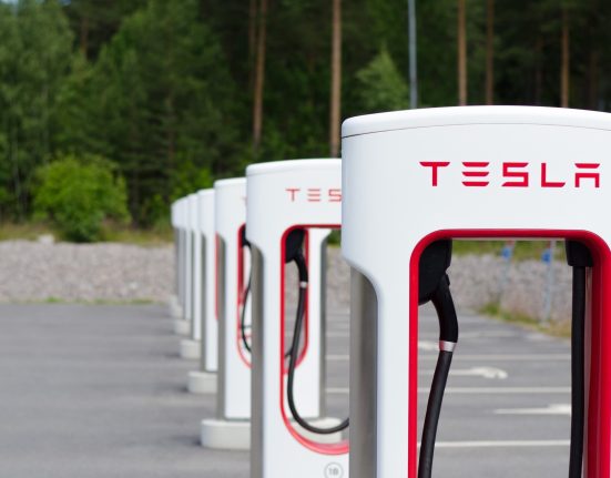 Expansion des bornes de chargement rapide aux États-Unis : Plus de 80 000 portails, mais Tesla facturerait davantage.