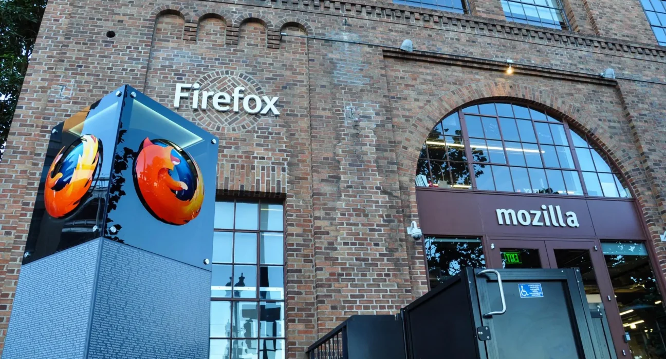 Firefox : une publicité percutante contre l'IA et le traçage, qui captive des millions avec des légendes des mèmes.