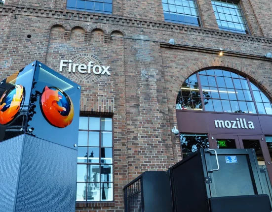 Firefox : une publicité percutante contre l'IA et le traçage, qui captive des millions avec des légendes des mèmes.