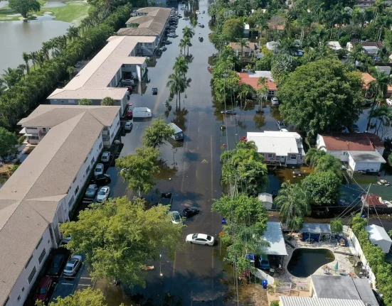 Florida : La digue achève la fermeture de ses 20 brèches et freine pour la première fois les inondations dues à la marée royale.