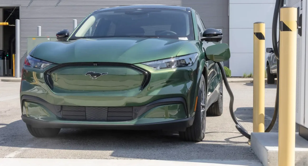 Ford améliore l'autonomie de la Mach-E 2027 avec une batterie agrandie à prix réduit.