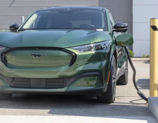 Ford améliore l'autonomie de la Mach-E 2027 avec une batterie agrandie à prix réduit.