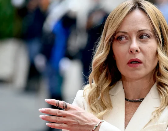 Giorgia Meloni, Première ministre italienne, lutte contre les deepfakes avec une demande de protection de sa voix.