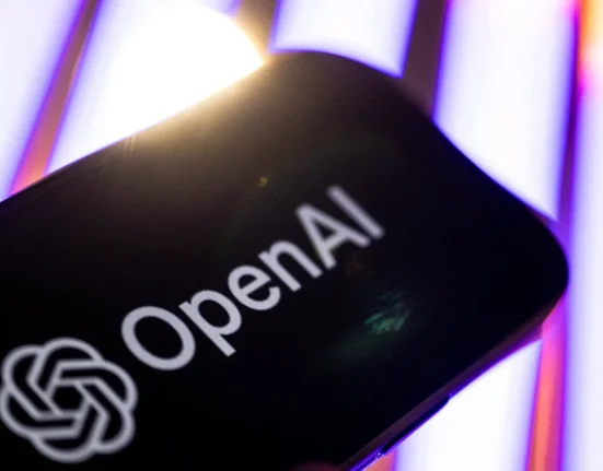 Huit États accusent OpenAI de tromper les utilisateurs sur la sécurité de l'IA et réclament un arrêt des tests des modèles.
