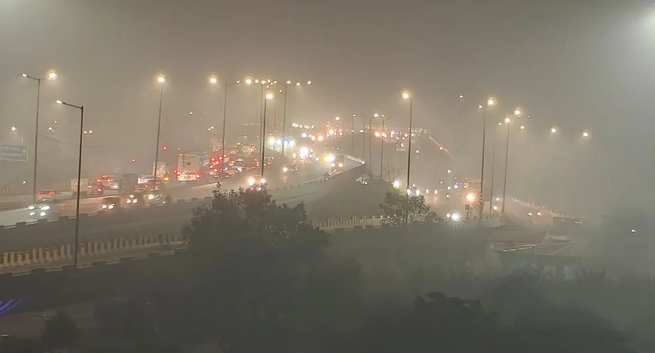 Interdiction de construction à New Delhi pour six semaines et doublement des frais de stationnement face au smog hivernal.