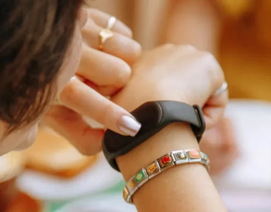 L'IA Bee d'Amazon : Transformez les discussions quotidiennes en conseils d'achat intelligents.