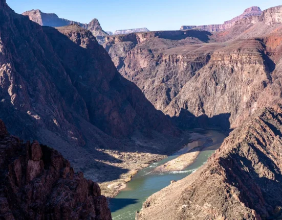 La moitié supérieure enneigée du bassin du fleuve Colorado a perdu près du double de l'eau souterraine par rapport au désert en dessous.