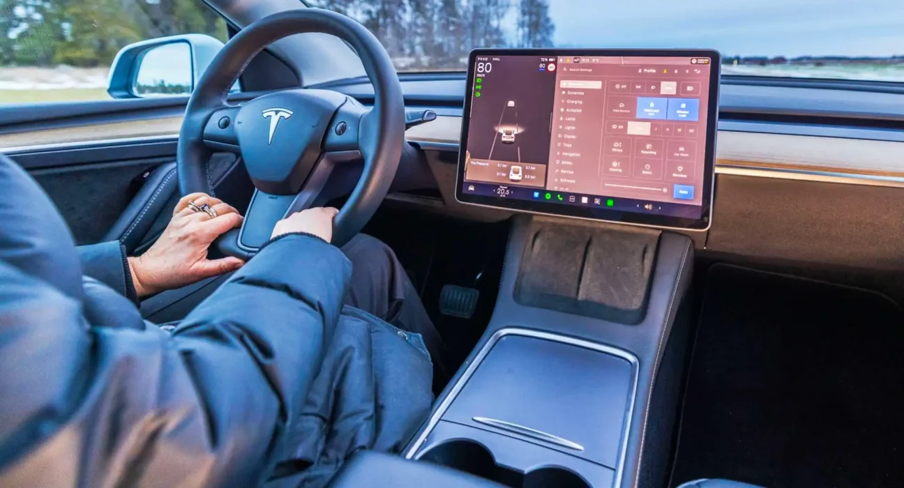 Le Model 3 de Tesla se dote d’un écran de 16 pouces, d’un intérieur gris et du V2L, mais disponible dans un seul marché.