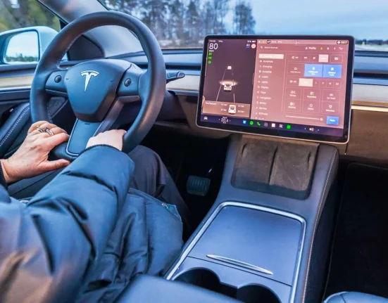 Le Model 3 de Tesla se dote d’un écran de 16 pouces, d’un intérieur gris et du V2L, mais disponible dans un seul marché.
