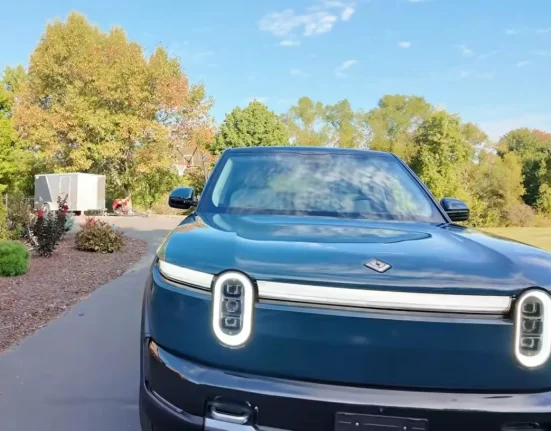 Le nouveau Rivian R2 remorqué une semaine après sa livraison en raison d'une défaillance d'un contrôleur clé.