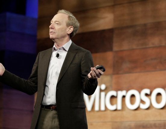 Le président de Microsoft plaide pour des 'coupures' d'IA et des alertes de violation, alors que Trump s'oppose aux nouvelles régulations.