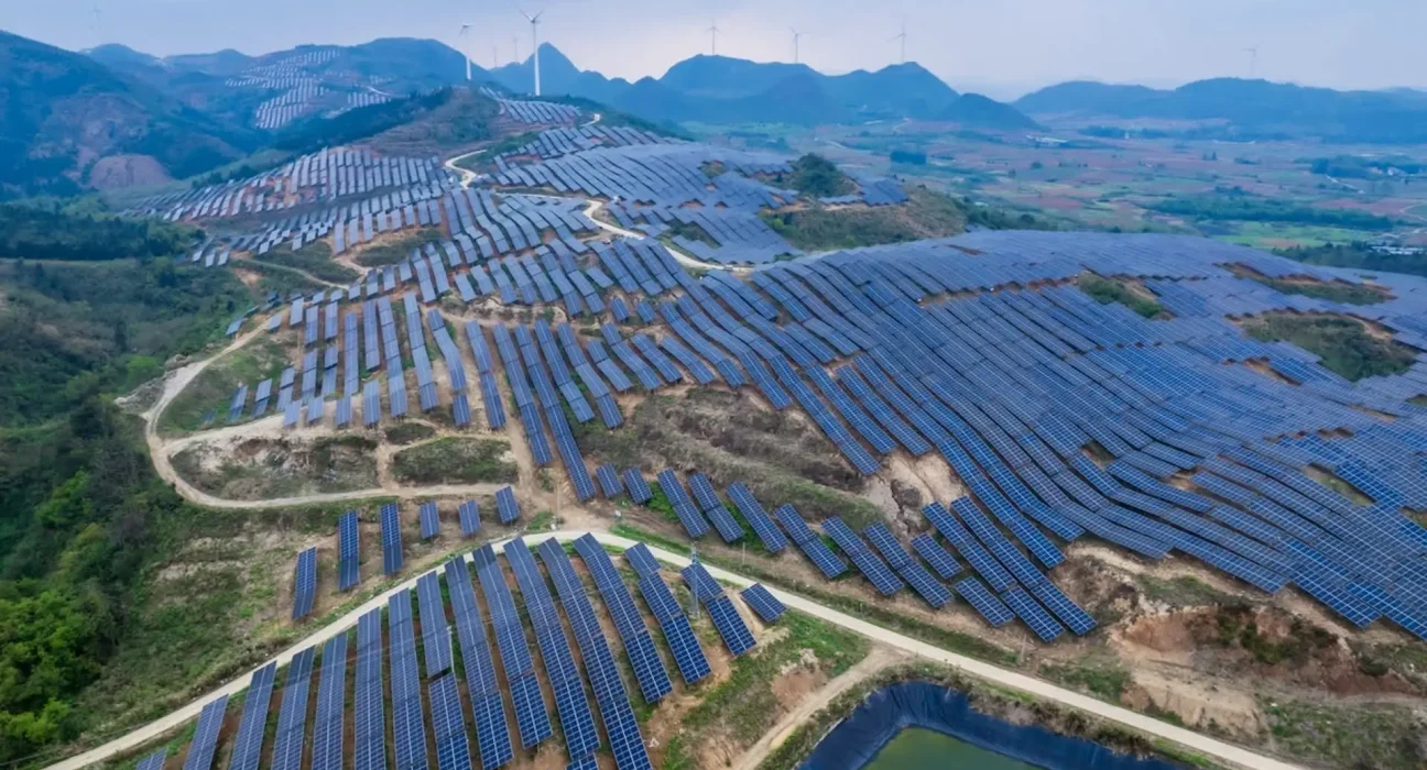 L'énergie solaire répond à 75% de la croissance mondiale de la demande électrique en 2025, dépassant les prévisions.
