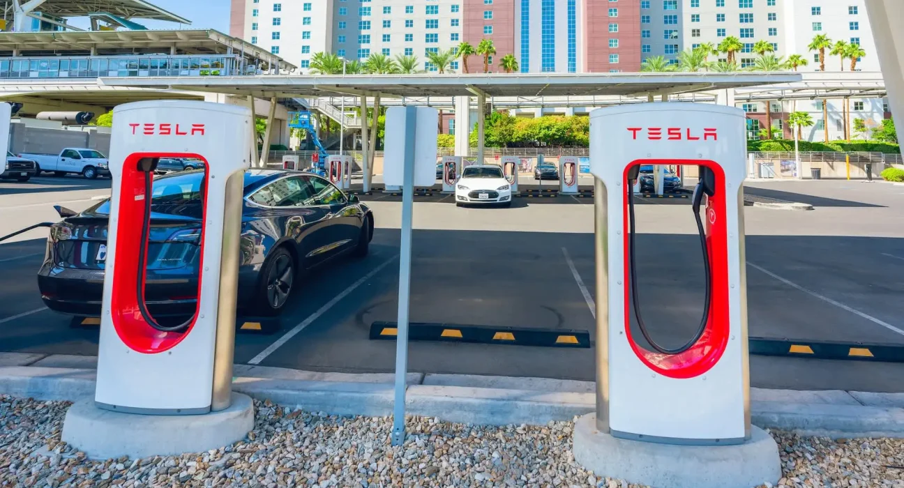 Les chargeurs de VE Tesla peuvent désormais profiter de l'énergie bon marché ou absorber l'excédent solaire d'une Powerwall.