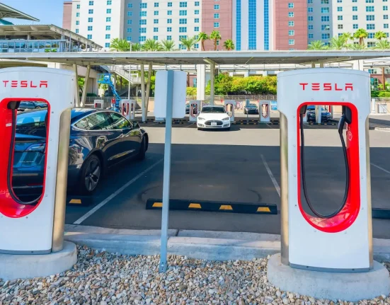 Les chargeurs de VE Tesla peuvent désormais profiter de l'énergie bon marché ou absorber l'excédent solaire d'une Powerwall.