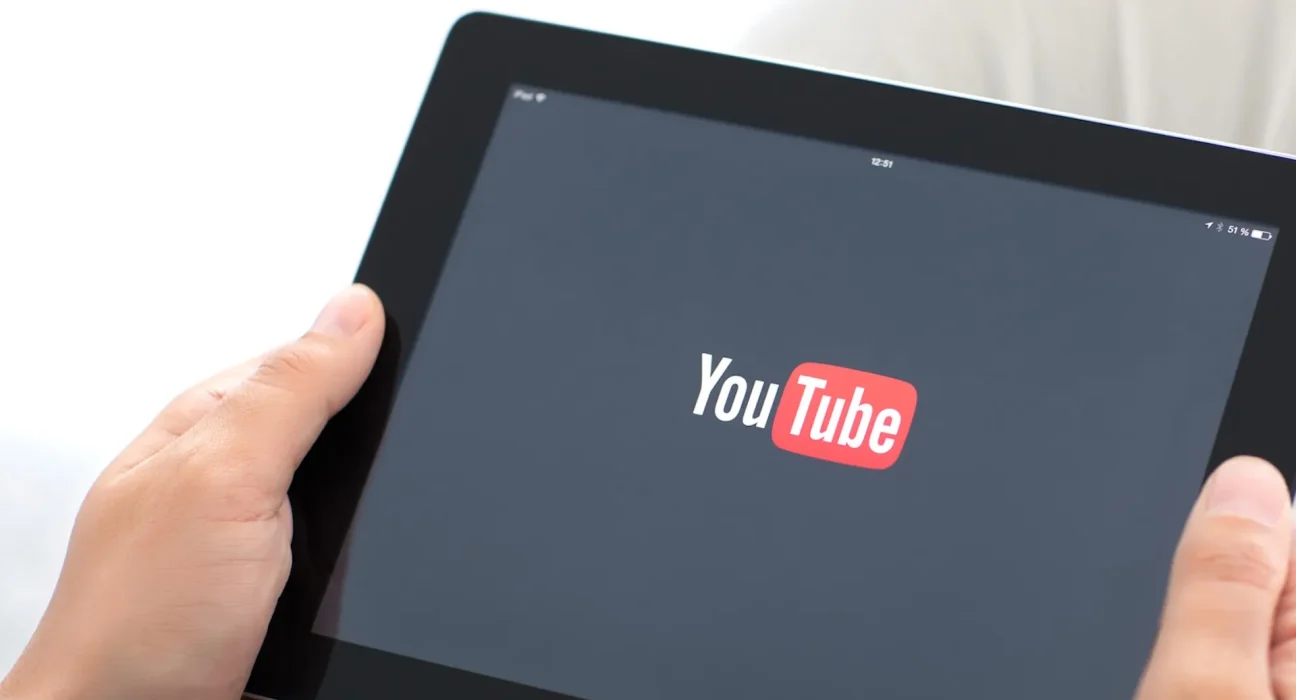 Les écoles de New York interdisent YouTube sur les appareils à domicile face à l'augmentation du temps d'écran.