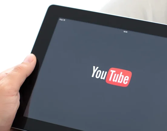 Les écoles de New York interdisent YouTube sur les appareils à domicile face à l'augmentation du temps d'écran.