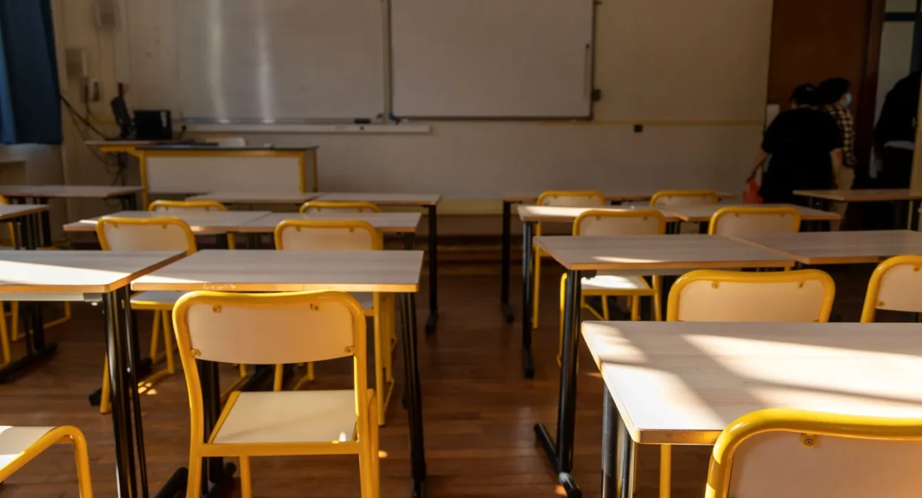 Les élèves français lancent un mouvement national face à la chaleur étouffante, aux journées prolongées et au manque d’enseignants.