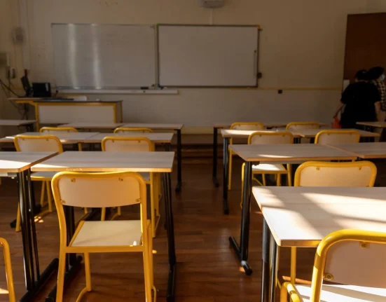 Les élèves français lancent un mouvement national face à la chaleur étouffante, aux journées prolongées et au manque d’enseignants.