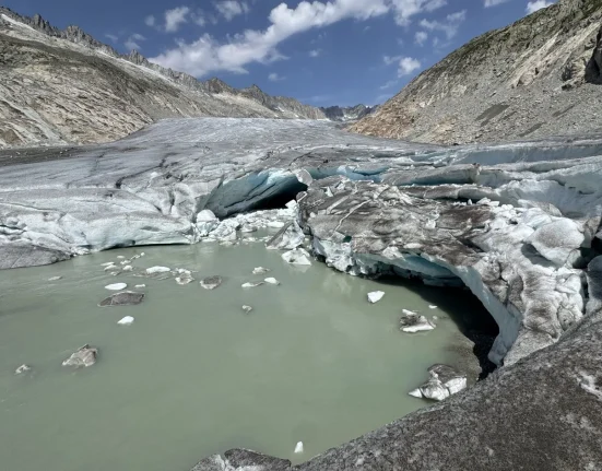 Les glaciers suisses se contractent de 5,5 % en 2026, révélant des 'déserts rocheux'