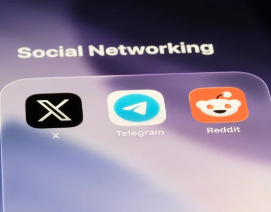 Les outils d'IA rédigés par des humains désormais exclus du forum r/opensource de Reddit