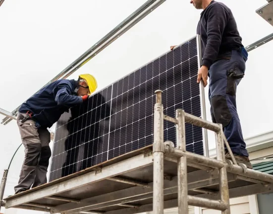 Les panneaux solaires orientés à l'Ouest : une illusion de performance réduite